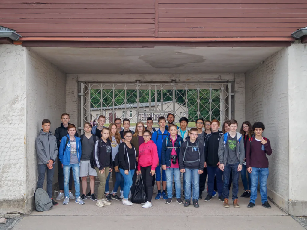 Gruppenfoto unter dem Torgebäude der Gedenkstätte.